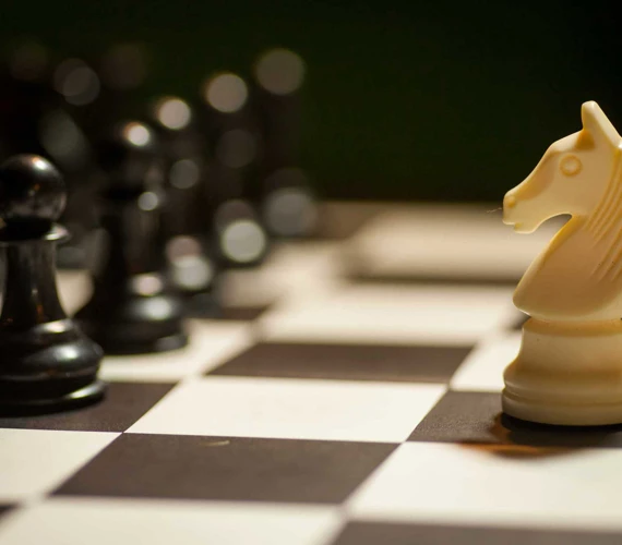 AdobeStock_129539054_Web AH_Schach.jpg